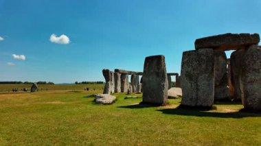 Tarih öncesi taş sütunlar ve linteller Stonehenge, Salisbury, Wiltshire, İngiltere, İngiltere 'de tebeşir üzerine kurulmuş ikonik bir anıt oluştururlar.