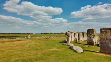 Tarih öncesi taş sütunlar ve linteller Stonehenge, Salisbury, Wiltshire, İngiltere, İngiltere 'de tebeşir üzerine kurulmuş ikonik bir anıt oluştururlar.