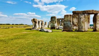 Tarih öncesi taş sütunlar ve linteller Stonehenge, Salisbury, Wiltshire, İngiltere, İngiltere 'de tebeşir üzerine kurulmuş ikonik bir anıt oluştururlar.