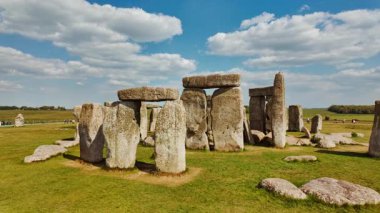 Tarih öncesi taş sütunlar ve linteller Stonehenge, Salisbury, Wiltshire, İngiltere, İngiltere 'de tebeşir üzerine kurulmuş ikonik bir anıt oluştururlar.