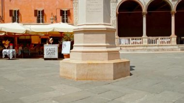 VERONA, İtalya, 12 Temmuz 2024 - İtalya Verona, Veneto 'daki Piazza dei Signori' deki Dante Alighieri anıtı dekoratif mimariye karşı set