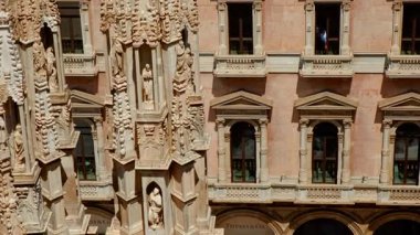 MILAN, İtalya, 13 Temmuz 2024 - Duomo 'nun modern şehir silueti Milan, Lombardy, İtalya' yı öngören Gotik zirvelerini gözler önüne seren panoramik çatı manzarası