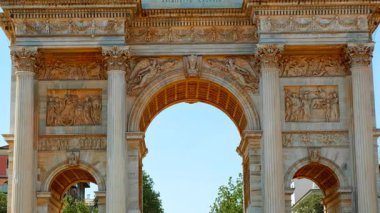 MILAN, İtalya, 16 HAZİRAN 2024 - Bronz bir kuadriga tarafından tacını giyen Arco della Pace tarihi caddeye başkanlık ediyor, Milan, Lombardiya, İtalya