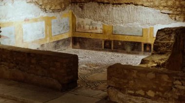 BRESCIA, İtalya, 20 Temmuz 2024 - Tempio Capitolino Roma Harabeleri, Brescia, Lombardy, İtalya 'nın modern caddelerinde nöbet tutan uzun kolonlar ve yıpranmış kireçtaşı bloklar