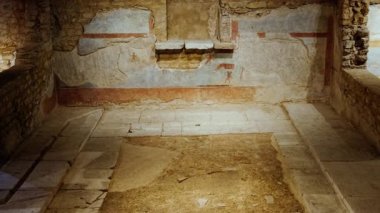 BRESCIA, İtalya, 20 Temmuz 2024 - Tempio Capitolino Roma Harabeleri, Brescia, Lombardy, İtalya 'nın modern caddelerinde nöbet tutan uzun kolonlar ve yıpranmış kireçtaşı bloklar