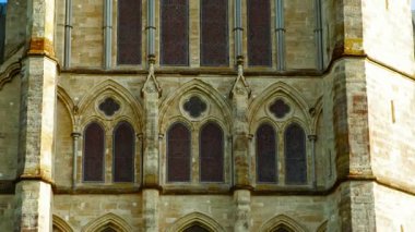 Ayrıntılı taş oymalar ve ince tepeler Salisbury Katedrali 'nin batı cephesini süslüyor, Salisbury, Wiltshire, İngiltere, İngiltere