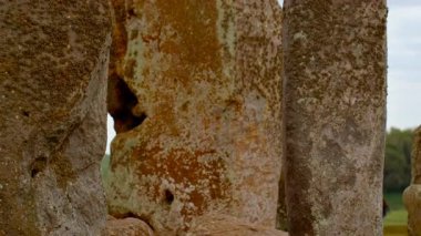 Tarih öncesi taş sütunlar ve linteller Stonehenge, Salisbury, Wiltshire, İngiltere, İngiltere 'de tebeşir üzerine kurulmuş ikonik bir anıt oluştururlar.