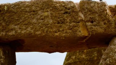 Tarih öncesi taş sütunlar ve linteller Stonehenge, Salisbury, Wiltshire, İngiltere, İngiltere 'de tebeşir üzerine kurulmuş ikonik bir anıt oluştururlar.