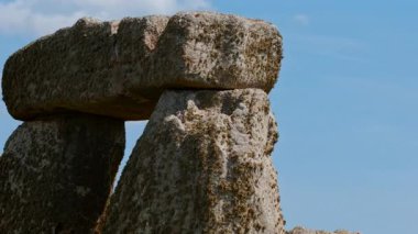 Tarih öncesi taş sütunlar ve linteller Stonehenge, Salisbury, Wiltshire, İngiltere, İngiltere 'de tebeşir üzerine kurulmuş ikonik bir anıt oluştururlar.
