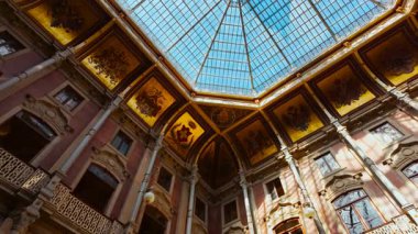 PORTO, Portekiz, 16 Haziran 2025 - Zarif kemerler ve genişleyen bir merdiven işareti Palacio da Bolsa Borsa Sarayı Porto, Portekiz 'de kaldırımlı şeritlerin üzerinde yükseliyor