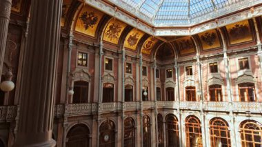 PORTO, Portekiz, 16 Haziran 2025 - Tarihi Palacio da Bolsa Borsa Sarayı Porto, Portekiz 'deki renkli tüccarların evlerinin yanında duruyor