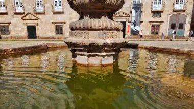 BRAGA, Portekiz, 17 Haziran 2025 - Zarif Largo do Paco Meydanı Portekiz 'in Braga kentinin kalbindeki tarihi kemer tarlaları, çiçek açmış ekiciler ve kafe terasları harmanlandı