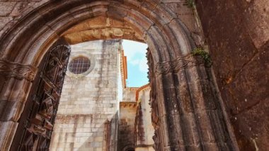 BRAGA, Portekiz, 17 Haziran 2025 - Braga Katedrali 'nin ikiz kuleleri, Portekiz' in Braga şehrinde hayran olunan ayrıntılı taş izleri ve manüel oymacılıklarına hakimdir.