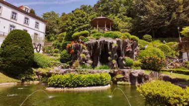 BRAGA, Portekiz, 17 Haziran 2025 - Bom Jesus do Monte mabedi, Braga, Portekiz 'in doğusundaki tepedeki bazilikaya giden beş duyuyu temsil eden karmaşık zigzag merdivenler sunuyor.