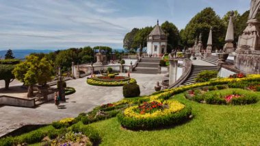 BRAGA, Portekiz, 17 Haziran 2025 - Bom Jesus do Monte Sığınağı, zümrüt ormanlarının ortasında duruyor.