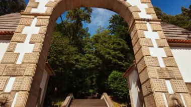 Bom Jesus do Monte 'nin mabedi Portekiz, Braga yakınlarındaki ağaçlık yamaçlara karşı kemerli ön bahçesine hakim.