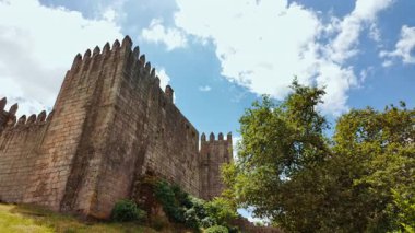 Guimaraes Ortaçağ Şatosu, Portekiz 'in Guimaraes kentindeki ilk Portekiz savunmasını izleyen yapraklı park alanının ve yedi siperin üzerine yükselir.