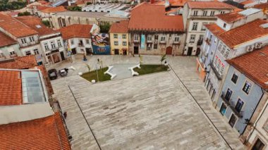 BARCELOS, Portekiz, 19 Haziran 2025 - Yukardan Largo da Porta Nova Meydanı Barcelos, Braga, Portekiz 'de döşenmiş çatılara ve işlek yollara doğru yayılan yıldız şekilli bir çeşme gösteriyor