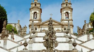 BRAGA, Portekiz, 17 Haziran 2025 - Seyyahlar, Portekiz 'in Braga kentindeki tepedeki kiliseye giden heykellerin yapıldığı Bom İsa' nın Sığınağı 'nın geometrik merdivenlerine tırmanırlar.