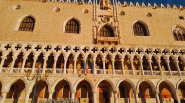 VENICE, İtalya, 5 NOVEMBER 2024 - San Marco Meydanı 'ndaki Palazzo Ducale Sarayı' nın (Doge Sarayı) güzel panoramik manzarası (St Mark Meydanı), İtalya, Venedik.