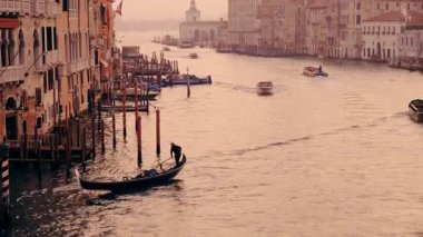 VENICE, İtalya, 5 Kasım 2024 Venedik, İtalya 'daki Büyük Kanal' ın ünlü gondollarıyla sinematik görüntüsü. Venedik, 126 adanın bir takımadası.