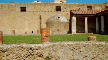 HERCULANEUM (Ercolano), İtalya, 18 Nisan 2024 - Merkez Hamamların (Terme Centrali) dışı, Herculaneum, Ercolano, Naples, Campania, İtalya, M.S. 79 yılında Vesuvius tarafından gömülen antik Roma kenti