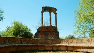 POMPEII (Pompei), İtalya, 21 Nisan 2024 - Scola Tomb of Mamia, Pompeii, Napoli, Campania, İtalya, M.S. 79 yılında Vezüv tarafından gömülen antik Roma kenti