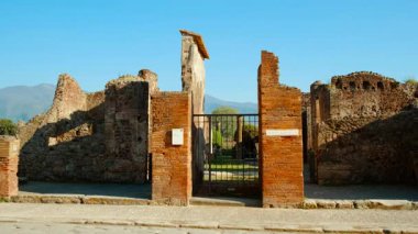 POMPEII (Pompei), İtalya, 21 APRIL 2024 - Via dell 'Abbondanza' da Domus Cornelia veya Cornelius Rufus 'un Evi, Pompeii, Napoli, Campania, İtalya, M.S. 79 yılında Vesuvius tarafından gömüldü.