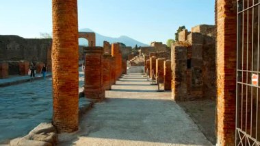 POMPEII (Pompei), İtalya, 21 APRIL 2024 - Via Stabiana, Pompeii, Napoli, Campania, İtalya, M.S. 79 yılında Vesuvius tarafından gömülen antik Roma kenti