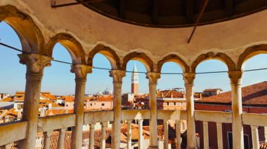 İtalya 'nın Venedik kentinin görkemli panoramik manzarası, Campanile di San Marco (St Mark' s Campanile), Basilica di San Marco (St Mark 's Bazilikası) ve geleneksel evlerin yer aldığı kemerlerle görülüyor.