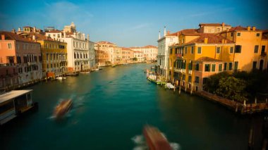 İtalya, Venedik 'teki Büyük Kanal' da inanılmaz bir sabah programı. Venedik, 472 köprü ile birbirine bağlı 126 adadan oluşan bir takımadadır.