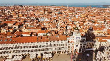 VENICE, İtalya, 7 Kasım 2024 - Venedik, İtalya 'daki çevre mimari ile birlikte Piazza San Marco' daki (St Mark Meydanı) güzel atari salonlarını gösteren hava manzarası