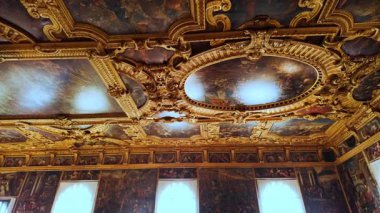 VENICE, İtalya, 7 Kasım 2024 - Venedik, İtalya 'daki Palazzo Ducale' nin (Doge 's Palace) büyüleyici iç mekanlarını gözler önüne seriyor. Venedik, 472 köprü ile birbirine bağlı 126 adadan oluşan bir takımadadır.