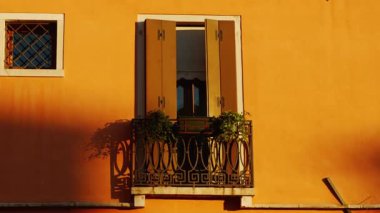 Venedik, İtalya 'nın Venedik bölgesinde, Cannaregio bölgesinde, panjurları ve panjurları olan çeşitli pencereleri kapatın. Venedik, 472 köprü ile birbirine bağlı 126 adadan oluşan bir takımadadır.