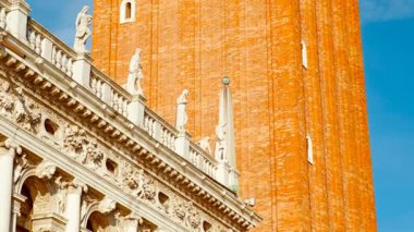 VENICE, İtalya, 8 Kasım 2024 - Venedik, İtalya 'da güneş doğar doğmaz muhteşem Campanile di San Marco' yu (St Mark 's Campanile) gözler önüne sermek