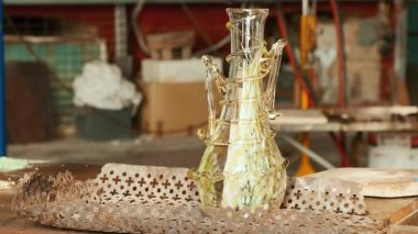 İtalya 'nın Venedik kentindeki Murano adasındaki soğutma işleminin son aşamalarında geleneksel bir Venedik cam vazosu görülüyor. Venedik, 472 köprü ile birbirine bağlı 126 adadan oluşan bir takımadadır.