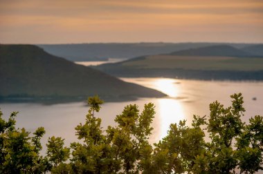 Dinyester Nehri 'nin Bakot Kanyonu' nda akşamları çalıların arasında güzel bankalar var. Bakota, Ulusal Doğal Park, Podilsky Tovtry, Ukrayna.