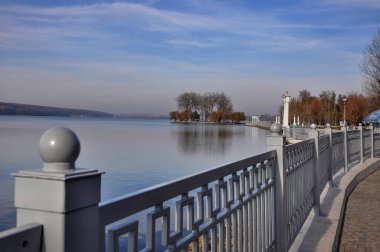 Güzel bir göl ve çit, derin sonbaharda uzaklarda ağaçları olan bir ada, Ternopil, Ukrayna seti üzerinde melankolik..