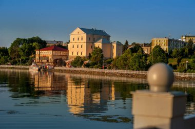 Ternopil 'in güzel seti. Şatosu ve göl tarafından mimari manzarası var.