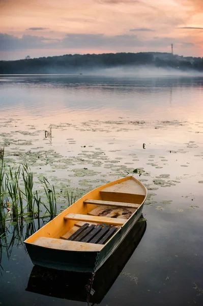 Egy Ködös Egy Magányos Csónak Előtérben Ősz Idillje — Stock Fotó