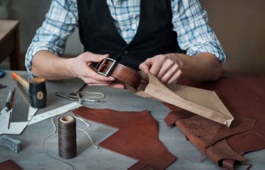 El yapımı deri ürünleri kese kağıdına doldurmak. Küçük işletmeler, fabrikalar.