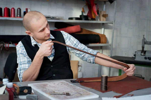 Der Handwerker Der Werkstatt Begutachtet Das Fertige Lederprodukt Ein Handgefertigtes — Stockfoto