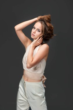 Çekici bir kadının portresi başını arkaya atmış, elleri buruşmuş, uzun saçlarının kalitesinden zevk alıyor..