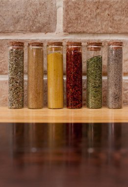 Cam bir kapta doğu baharatları, mutfakta Türk tubaları.