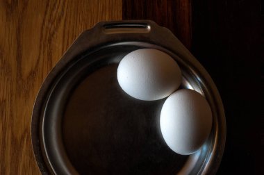 Tabakta yumurtalar, gölgeli grafikler. Tavuk yumurtalarının en üst görüntüsü. Kahvaltı. Yemek..