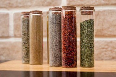 Cam bir kapta doğu baharatları, mutfakta Türk tubaları, seçici bir odak.