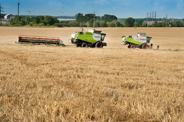 Baikivtsi Ternopil州 Ukraine 2020年8月10日 フィールド内の穀物を収穫するプロセス 鎌トレーラーは収穫者への輸送のために添付されており 収穫の終わりの時 — ストック写真