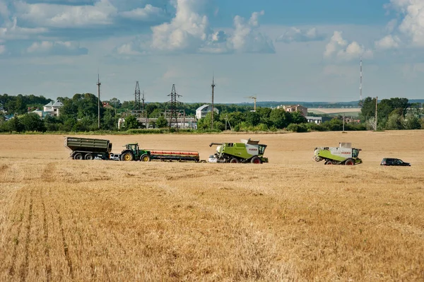 2020年8月10日 現場での穀物収穫プロセス コンバイン トラック完成作品 — ストック写真