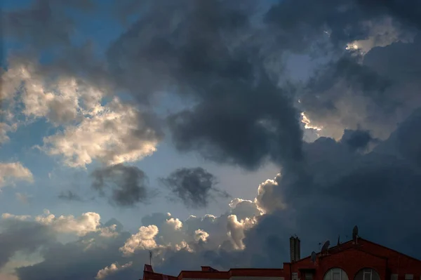 Dramatischer Dunkler Himmel Über Der Stadt Dächer Von Gebäuden — Stockfoto