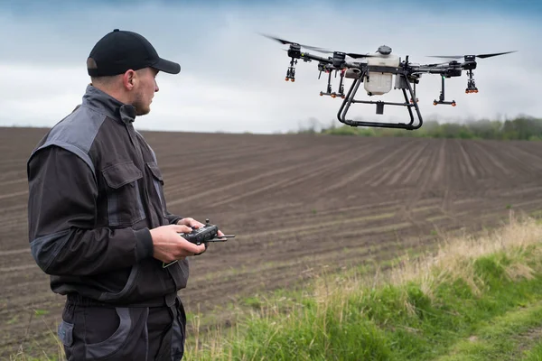 Mezőgazdasági Drón Üzemeltetője Távirányítóval Drónvezérlés Terepi Permetezéshez Jogdíjmentes Stock Fotók
